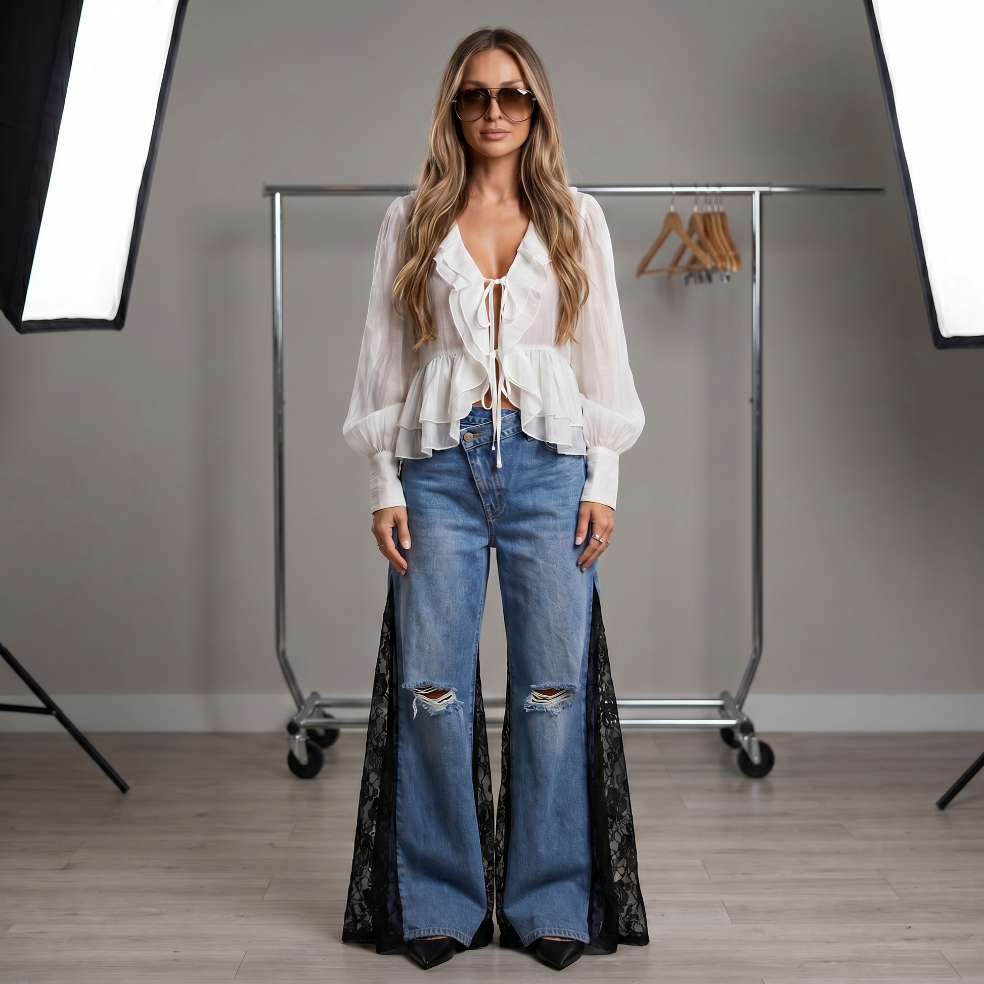 Jean wide leg azul con paneles laterales de encaje negro semitransparente y roturas decorativas, diseño exclusivo de Paola Santos.
