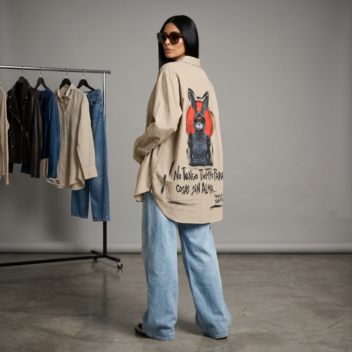 Camisa oversize beige de rayas finas pintada a mano con ilustración de conejo y la frase "No tengo tiempo para cosas sin alma", diseño exclusivo de Paola Santos.