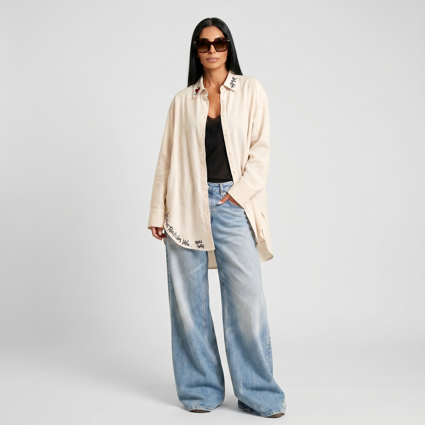Camisa oversize de lino beige con  corazón pintado a mano en el cuello y frases pintadas a mano, diseño exclusivo de Paola Santos.