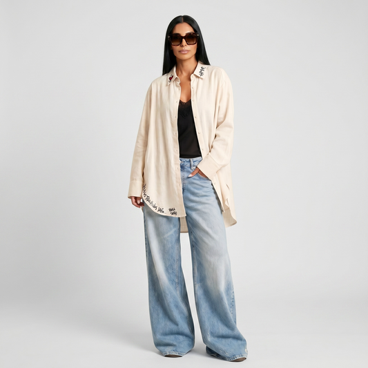 Camisa oversize de lino beige con  corazón pintado a mano en el cuello y frases pintadas a mano, diseño exclusivo de Paola Santos.