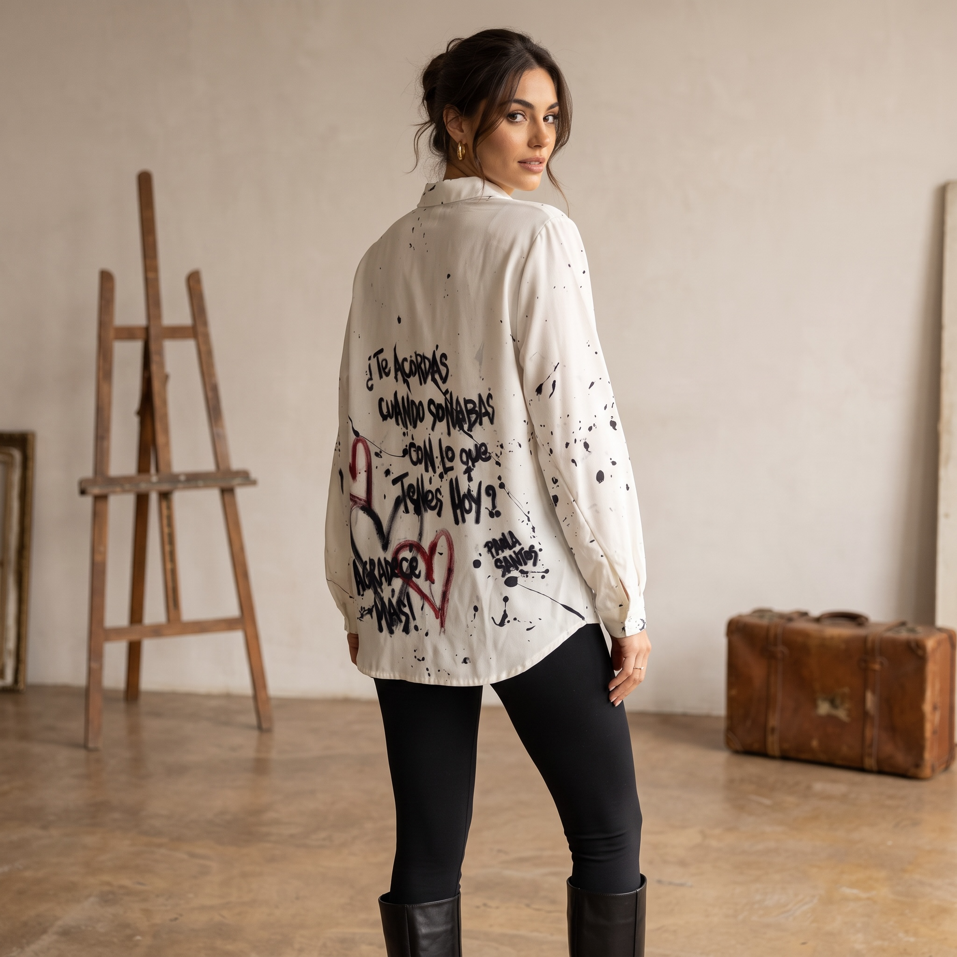 Camisa blanca intervenida artesanalmente con frase pintada en la espalda.