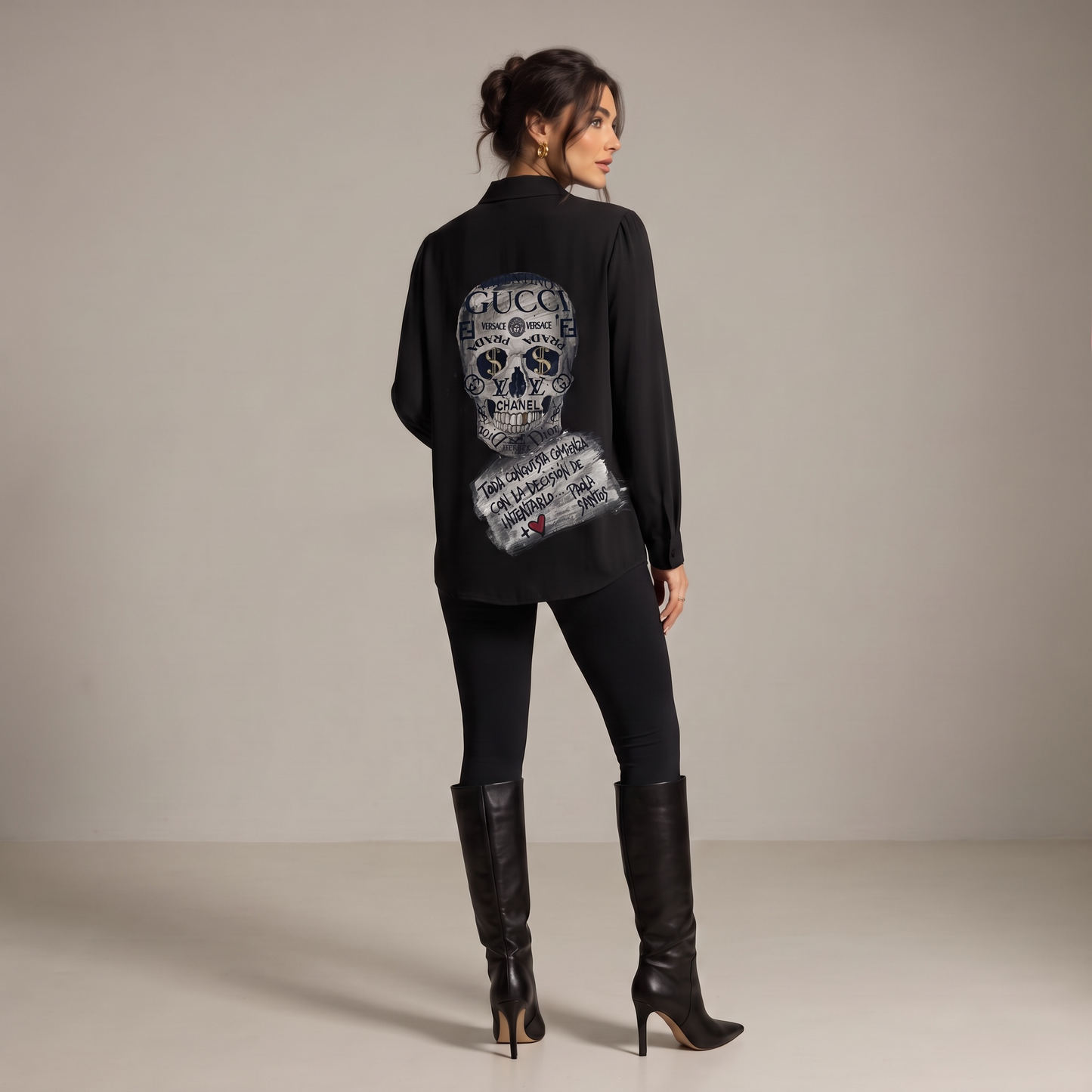 Espalda de camisa negra intervenida con calavera y frase Toda conquista.