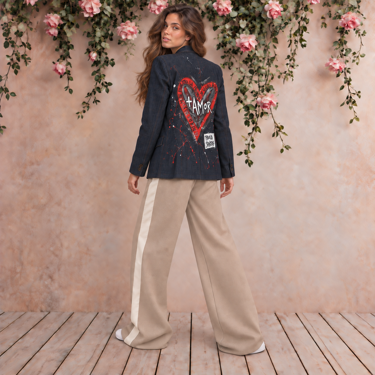 Blazer azul oscuro intervenido Paola Santos con corazón rojo, palabra Amor y detalles pintados en la espalda.