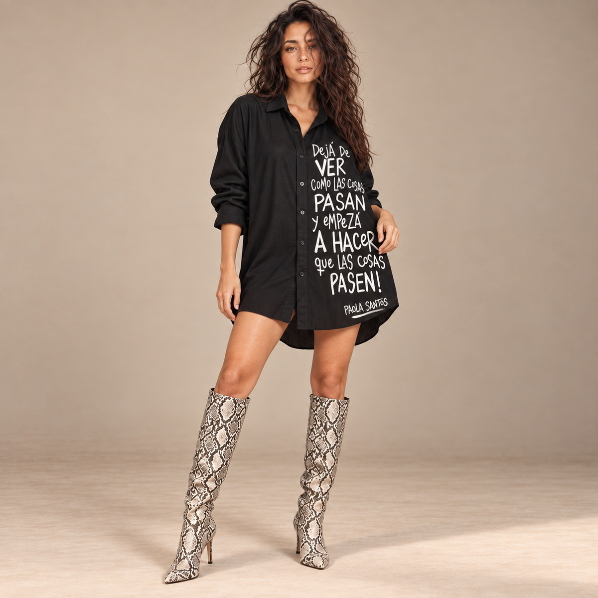 Camisa negra amplia de fibrana con composición tipográfica blanca y frase «Dejá de ver cómo las cosas pasan», Paola Santos.