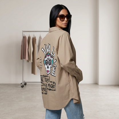 Camisa oversize beige de rayas finas pintada a mano en la espalda con ilustración estilo calavera mexicana y frase artística, diseño exclusivo de Paola Santos.