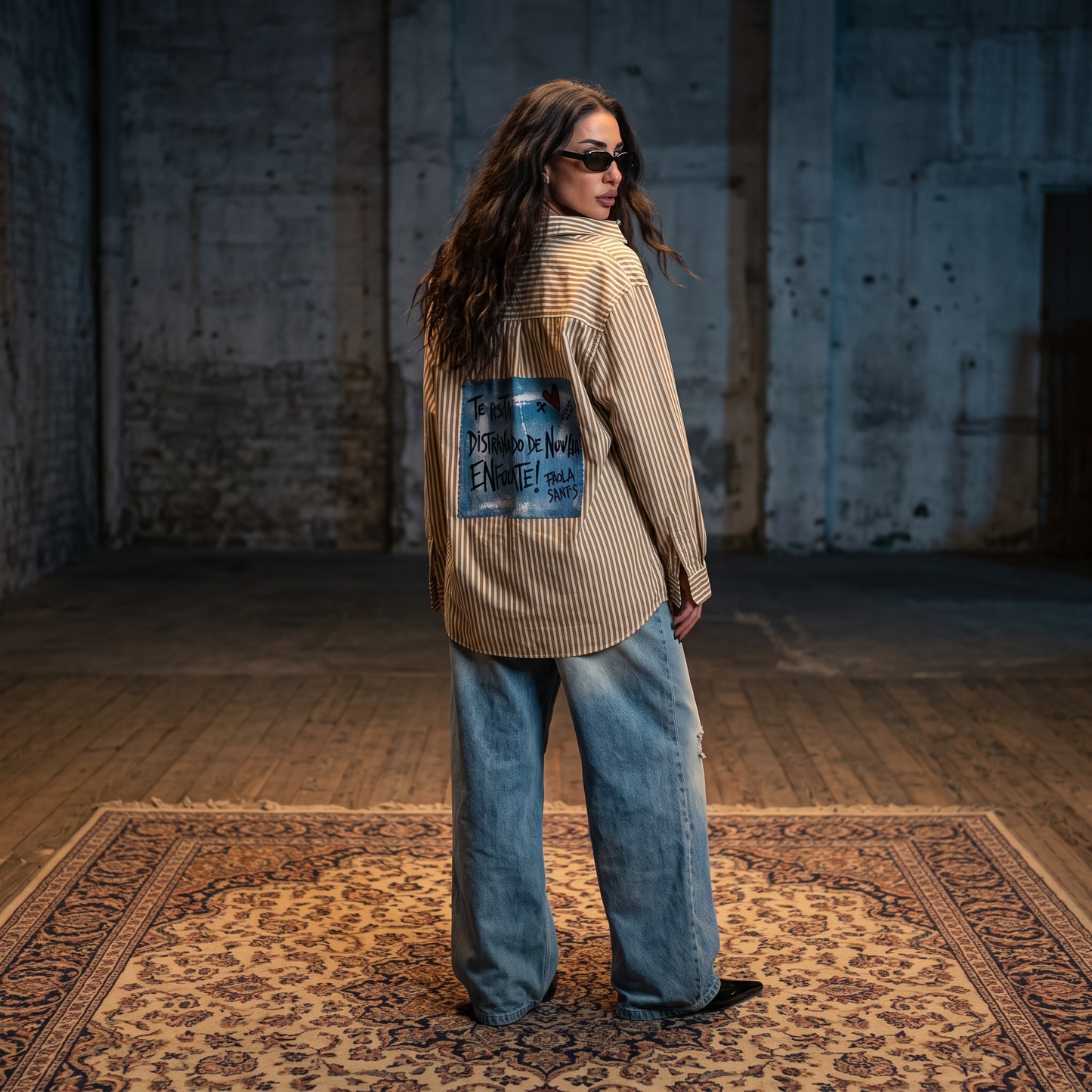 Camisa beige con rayas finas marrones Paola Santos y aplique azul intervenido con frase manuscrita en la espalda.