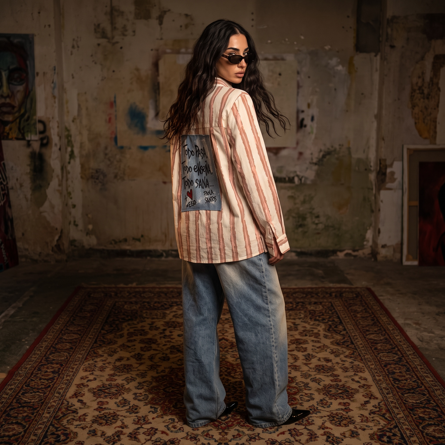 Camisa cruda con rayas beige Paola Santos y aplique posterior con frase Todo pasa, todo enseña, todo sana.
