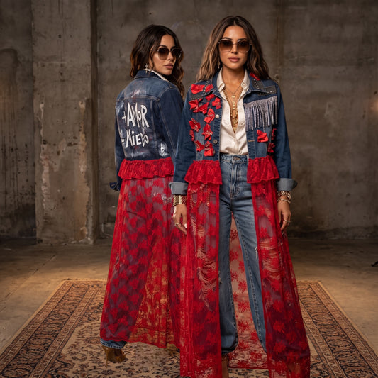 Campera de jean intervenida con encaje rojo, lazos, flecos brillantes y frase Más Amor Menos Miedo pintada en la espalda