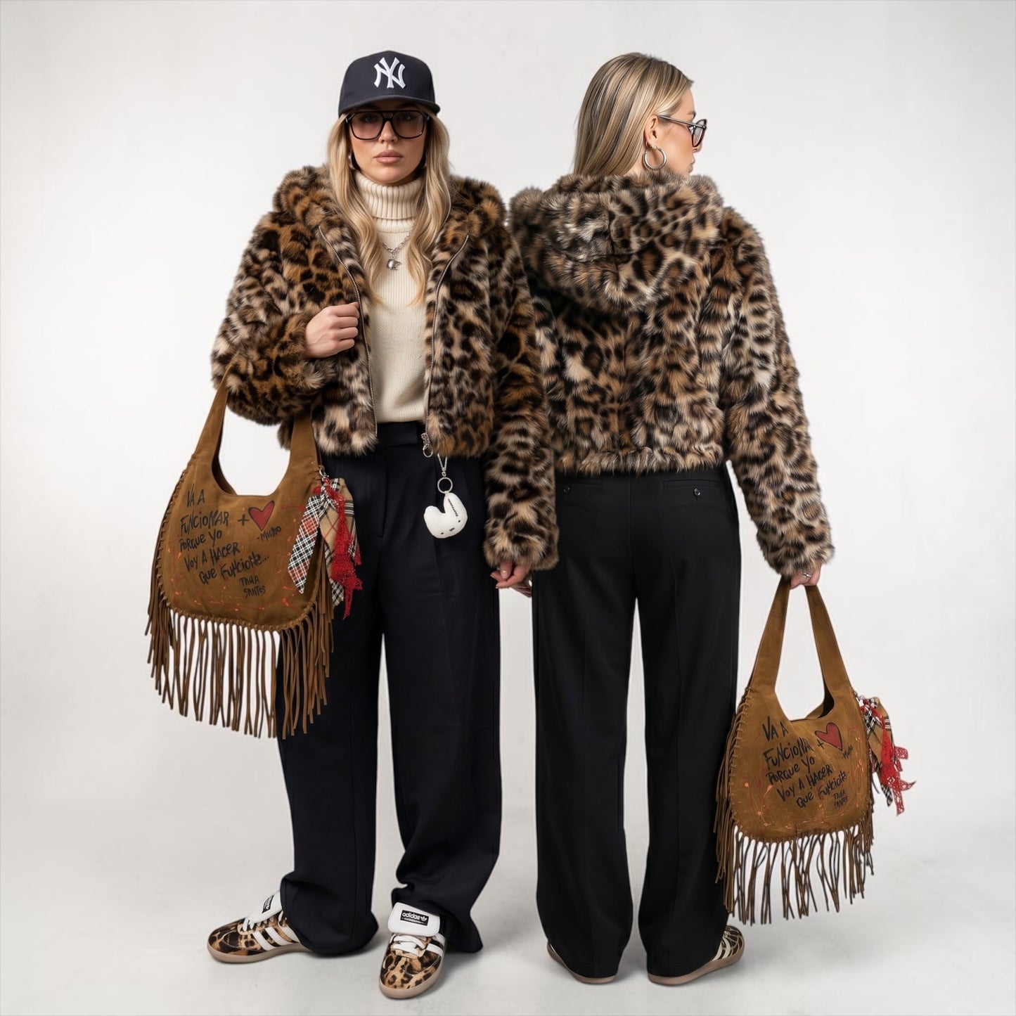 Campera de pelo sintética con estampa animal print y capucha. Prenda exclusiva Paola Santos