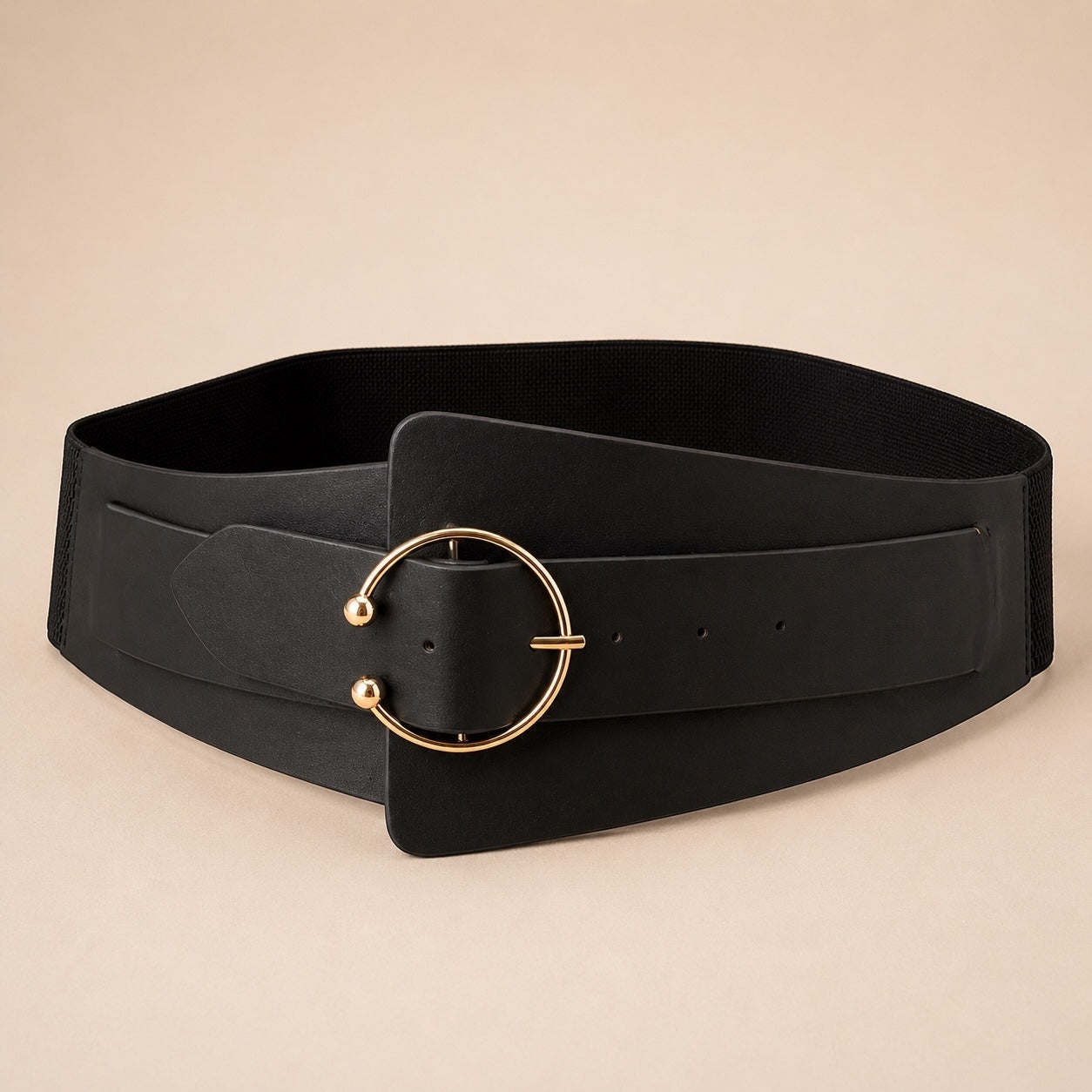 Cinto ancho negro con frente en simil cuero, espalda elastizada y hebilla circular plateada, ideal para marcar la cintura con comodidad y estilo.