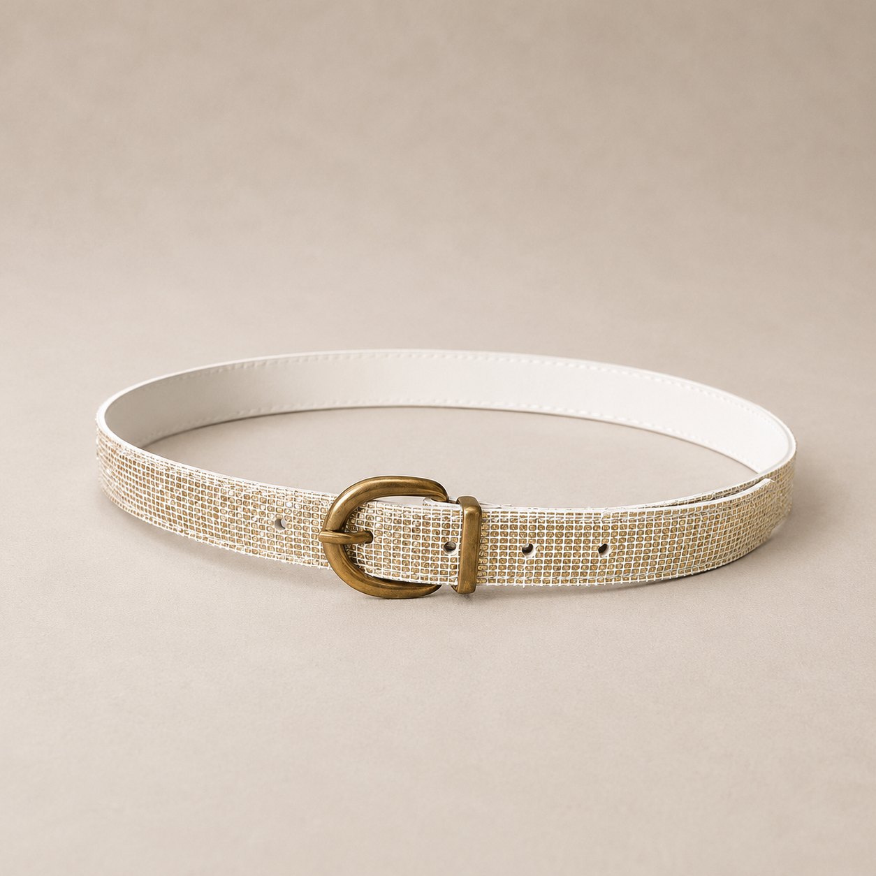 Cinto fino blanco con textura geométrica y hebilla metálica dorada de estilo vintage.