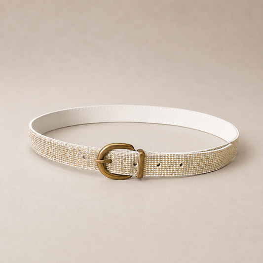 Cinto fino blanco con textura geométrica y hebilla metálica dorada de estilo vintage.