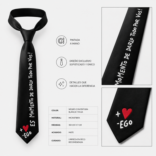 Corbata negra pintada a mano con la frase "Es momento de darlo todo por vos" y detalle de corazón rojo. Diseño exclusivo de Paola Santos.