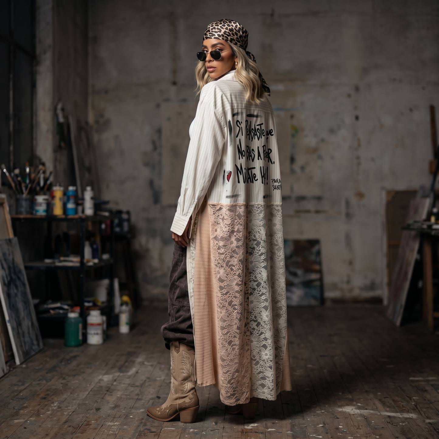 Kimono camisero largo intervenido con encaje, Morley y frase pintada a mano en la espalda, pieza única de Paola Santos en liquidación.