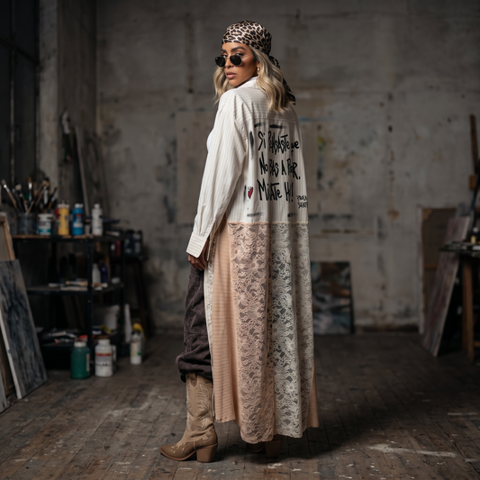 Kimono camisero largo intervenido con encaje, Morley y frase pintada a mano en la espalda, pieza única de Paola Santos en liquidación.